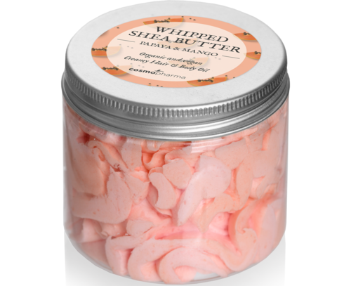 En burk fylld med rosa sheasmör, med en etikett som säger 'Whipped Shea Butter, Papaya & Mango.'