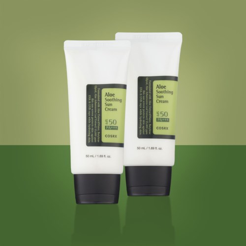 Två tuber av Aloe Soothing Sun Cream med SPF 50 står på en grön bakgrund.