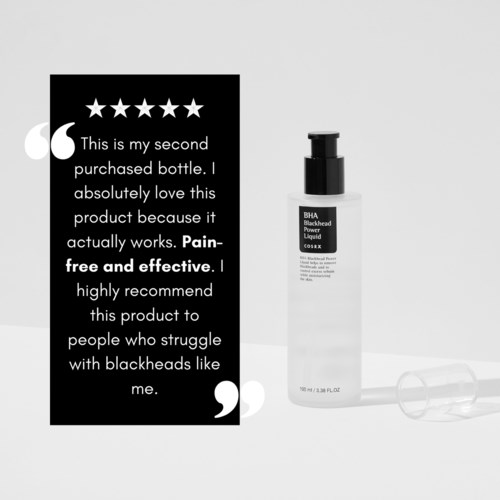 Zwart-witte testimonial tekst naast een doorzichtige fles met pomp, waarschijnlijk een huidverzorgingsproduct.