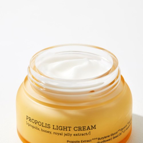 En krukke med lyse kremmer merket 'Propolis Light Cream' med honning og royal jelly-ekstrakt.