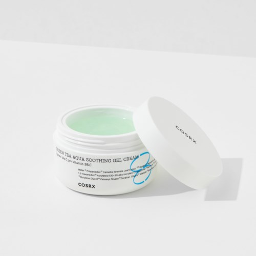 Ein weißer Behälter mit offenem Deckel, zeigt grüne Gel im Inneren, beschriftet 'COSRX' und 'Tea Aqua Soothing Gel Cream.'