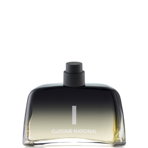 Butelka perfum z czarną zakrętką i przezroczystą podstawą, oznaczona 'CoSTUME NATIONAL'.