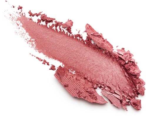 Krossad rosa makeup-rouge med en krämig, puderaktig struktur och skarpa kanter.
