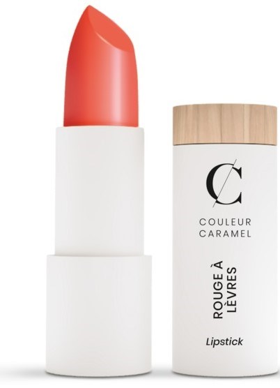 Ein Lippenstift in einem weißen Behälter mit Holzdeckel, zeigt eine sanfte rosa Farbe.