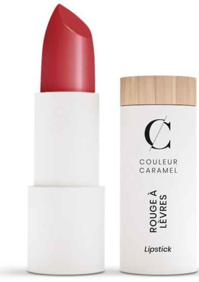 Ein roter Lippenstift in weißem Gehäuse mit Holzdeckel. Der Deckel hat ein Logo und Worte über Karamellfarbe und Lippenstift.