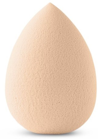 En beige makeupsvamp med rund, dråbeformet form og blød, porøs overflade.