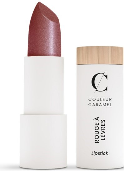 En brun läppstift i ett vitt rör med ett beige lock. Röret har svart text: 'COULEUR CARAMEL' och 'Lipstick'.