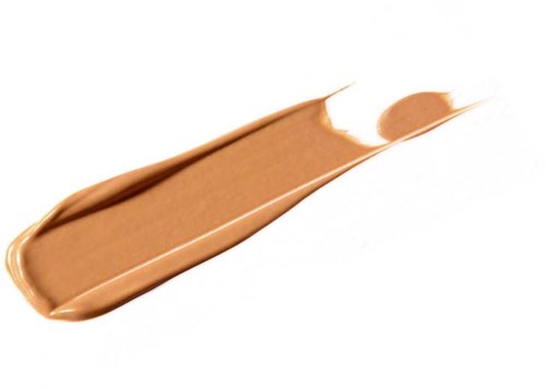 Ett svep av beige smink eller foundation på en vit bakgrund.