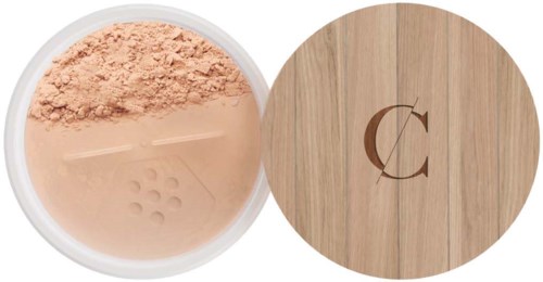 En burk med ljus nude puder och ett runt trälock med en logga.