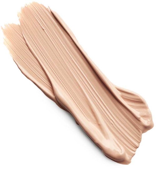En beige makeupgrunning eller krem påført i striper, viser glatt tekstur på hvit bakgrunn.