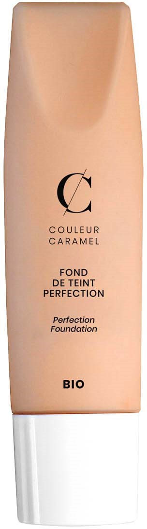 Beżowa butelka podkładu z czarnym tekstem, białą nakrętką i prostym wzorem. Napisano 'Couleur Caramel' i 'Perfection Foundation.'