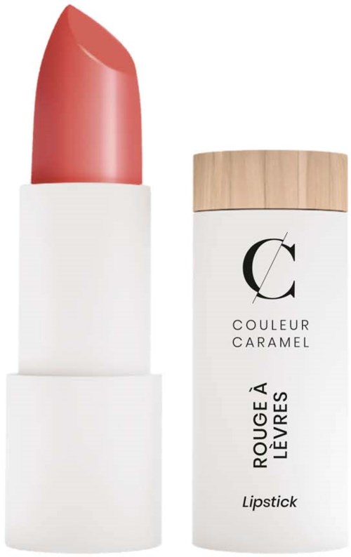 Ett läppstift i ett vitt rör med en trälucka, märkt "Rouge à Lèvres" och "Couleur Caramel."