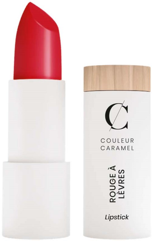 Röd läppstift i ett vitt rör med ett trälock, märkt "Rouge à Lèvres" av Couleur Caramel.