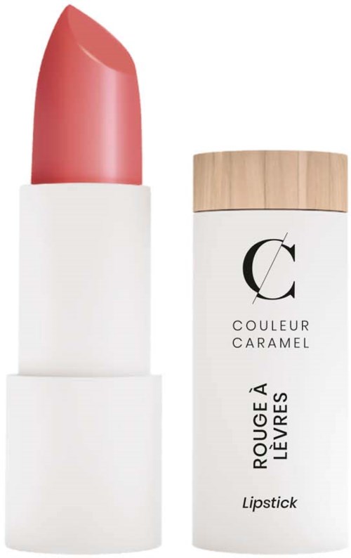 Ett läppstift i ett vitt rör med ett trädtoppslock, märkt "Rouge à Lèvres" och "Couleur Caramel".