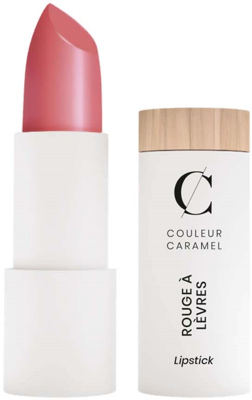 En rosa läppstift i ett vitt rör med ett trälock och svart text, märkt 'Rouge à Lèvres' och 'Couleur Caramel.'