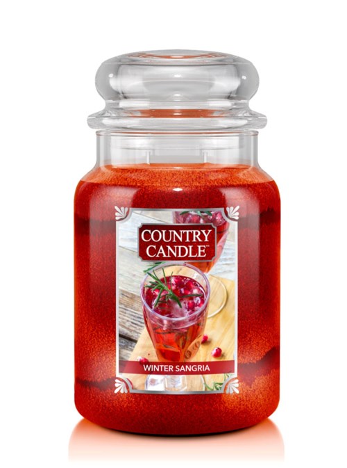 Et rødt duftlys i glaskrukke mærket 'Country Candle' med billede af vinter sangria.