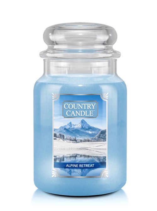 En blå doftljus i glasburk med berg- och sjölandskap, märkt "ALPINE RETREAT."