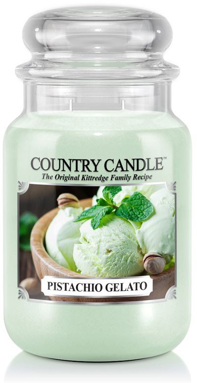 Et lys i glasbeholder mærket 'Country Candle Pistachio Gelato' i lysegrøn farve, med billede af is og mynte på etiketten.