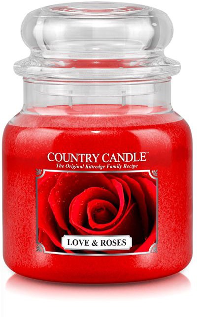 En röd doftljus i en glasburk med en rosbild och etikett som säger "Love & Roses."