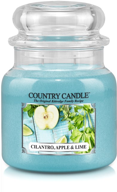 Ett blått ljus i ett klart glas med etikett som visar äpple, lime och koriander. Ljuset är från Country Candle.
