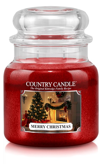Röd julkandelare med en festlig scen av pyntad gran och öppen spis, märkt "Country Candle" och "Merry Christmas."