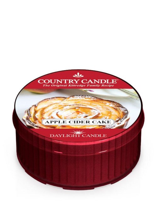 En röd behållare med etiketten 'Country Candle' och en bild av äppelciderkaka inuti.