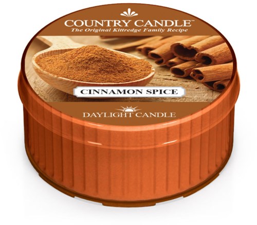 En doftljus med kanel, med kanelstavar och pulver på förpackningen. Det är från Country Candle.
