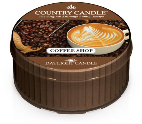 En rund lysestake med kaffebønner og en latte-kunstkaffe, merket "Country Candle" og "Coffee Shop."