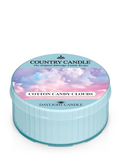 Ympyrän muotoinen sininen kynttiläpurkki, jossa on taivas ja hattara pilviä, merkityt "Country Candle" ja "Cotton Candy Clouds."