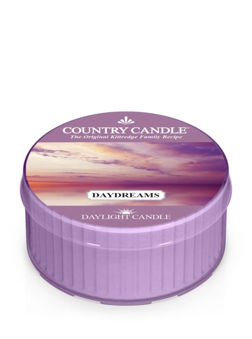 En lilla lysestake med solnedgangshimmel og skyer, merket "Country Candle Daydreams" og "Daylight Candle."