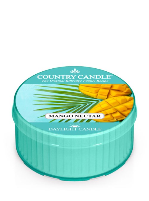 Turkoosi pyöreä kynttilän rasia, jossa on etiketti mangoviipaleista ja palmlehdistä, nimeltä 'Country Candle' ja 'Mango Nectar.'