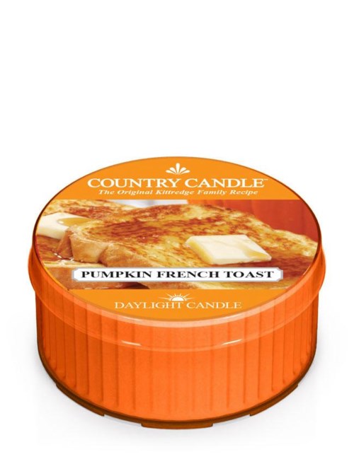 Ett runt orange ljusbehållare med smak av pumpa fransk toast, märkt 'Country Candle' och 'Daylight Candle.'