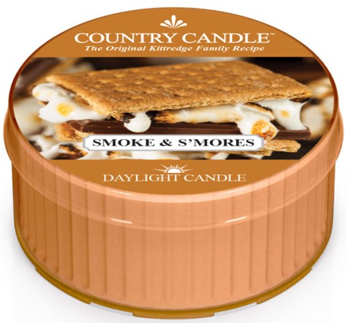 En rundt lysbeholder med et bilde av s'mores på toppen, merket "Country Candle" og "Smoke & S'mores".