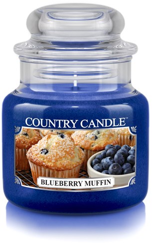 En blå ljuslykta med genomskinligt lock, märkt 'Country Candle Blueberry Muffin' med bilder av muffins och blåbär.