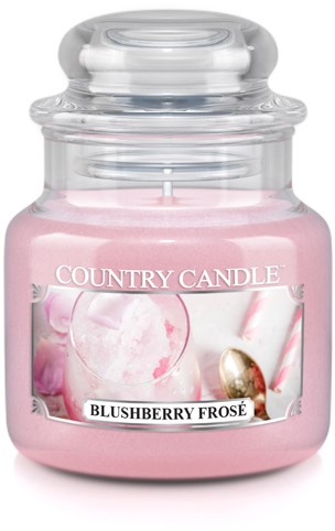 Eine rosa Kerze in einem Glas mit klarem Deckel, beschriftet "Country Candle" mit Blåberry-Frost-Duft.
