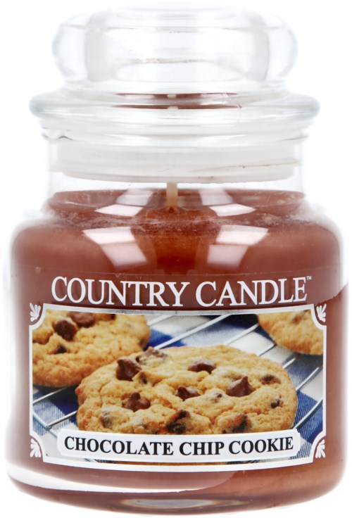En doftljus i keramik med doften av chokladchipkakor, i glasburk med etiketten 'Country Candle Chocolate Chip Cookie'.