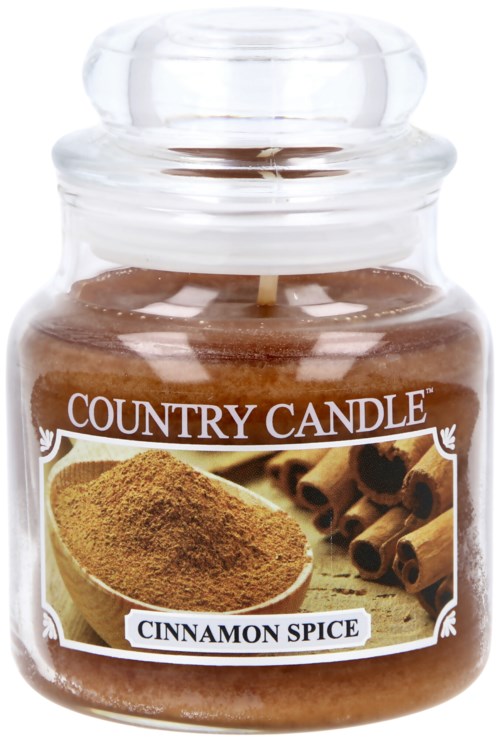 Ett glasburk med lock innehåller kanel, märkt som "Country Candle" med kanelstavar och pulver på etiketten.