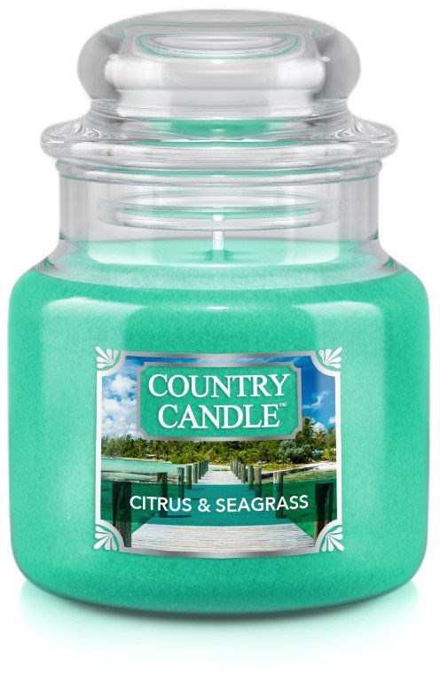 Ett stort glasburk med ett teal-färgat ljus inuti, märkt 'Country Candle Citrus & Seagrass,' med en naturbild på etiketten.