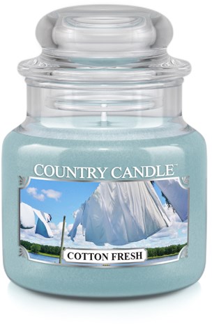 Ett ljusblått ljusfat med ett tydligt glaskapell, märkt 'Country Candle Cotton Fresh,' som visar en tvättscen.