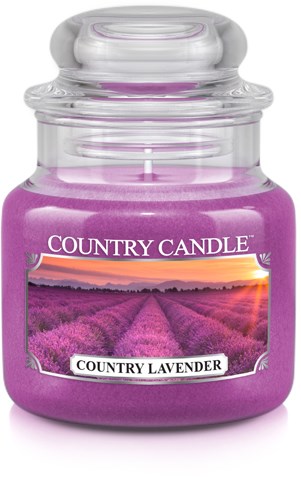 Ett lila doftljus i glasburk med bild av lavendelfält och solnedgång, märkt 'Country Lavender' av Country Candle.