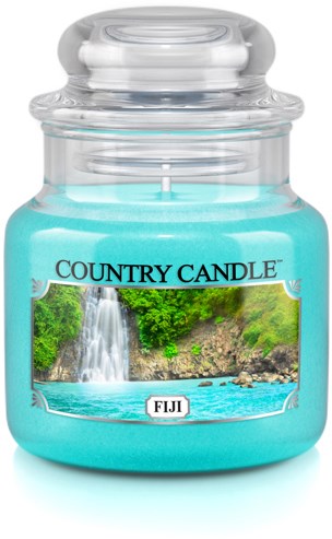 En blå stearinlampa i en glasburk med en etikett som visar ett vattenfall och grönska, kallad Fiji av Country Candle.