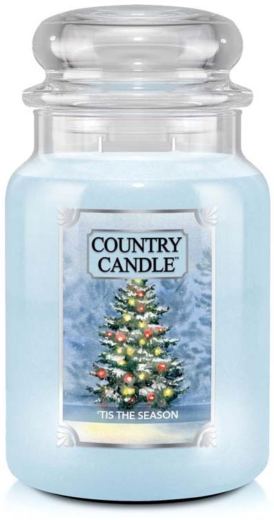 Ett ljus i glasburk med julgran och snöbild, märkt 'Country Candle. Tis the Season.'