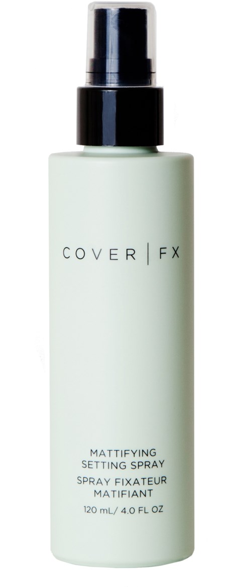 En lång, vit sprayflaska med svart spraymunstycke, märkt 'Cover FX Mattifying Setting Spray' i enkel text.