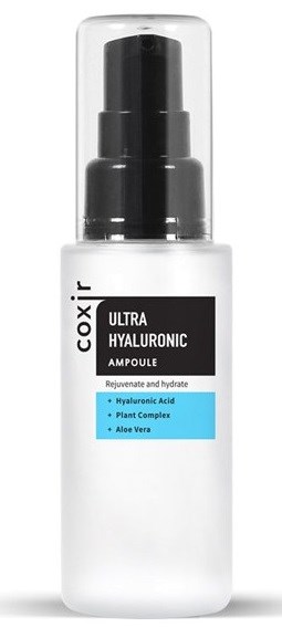 Valkoinen pullo, jossa on musta annostelupumppu ja etiketti 'Coxir Ultra Hyaluronic Ampoule' kosteuttamiseen.