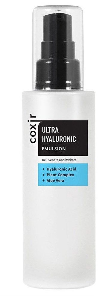 Valkoinen pullo, jossa on musta suutin, nimeltä 'Coxir Ultra Hyaluronic Emulsion', sisältää ihon kosteuttavaa ainetta hyaluronihapolla.
