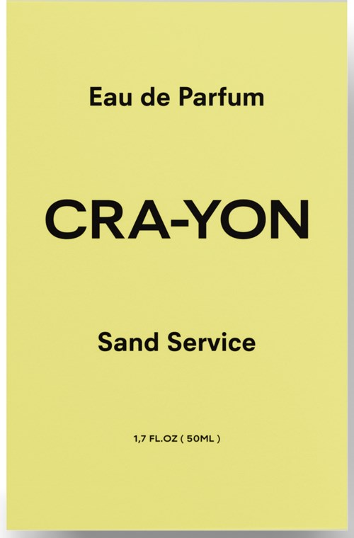 Etykieta perfum z żółtym tłem, czarnym tekstem, pokazuje markę CRA-YON i zapach Sand Service, 50ml.