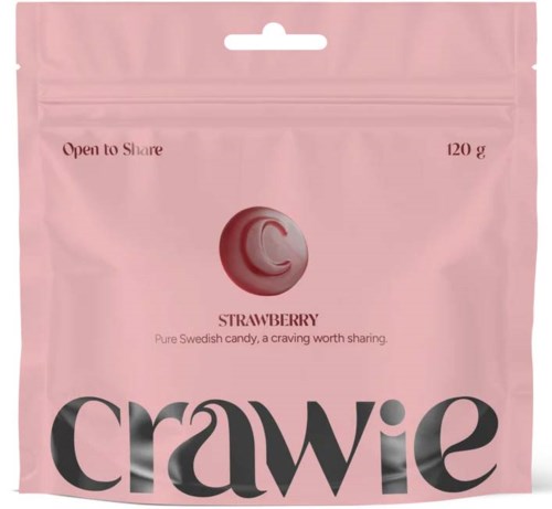 Rosa påse med jordgubbssmakande svensk godis med stor svart och rosa text som säger 'crawie'.