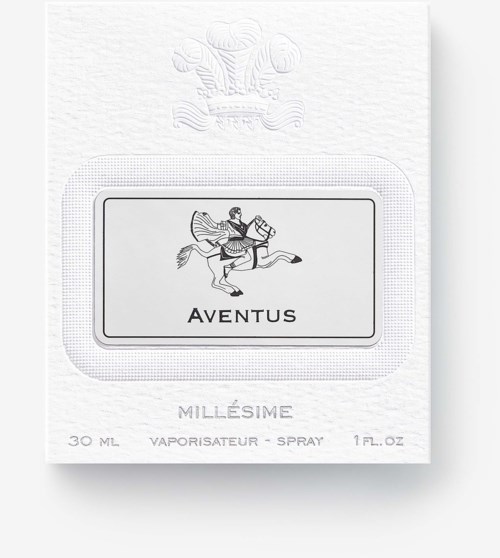 En vit låda med en logotyp av en ridder på en häst som säger 'Aventus' och lite text om produktens storlek och typ.