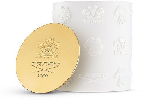 Kultakahva, jossa on Creed-logo ja vuosi 1760, vieressä valkoinen säiliö, jossa on toistuvia Creed-logoja.