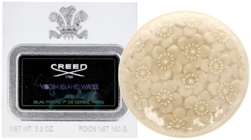 Ett tvål med blomstermönster bredvid en ask märkta 'Creed Virgin Island Water' och varumärkeslogga.